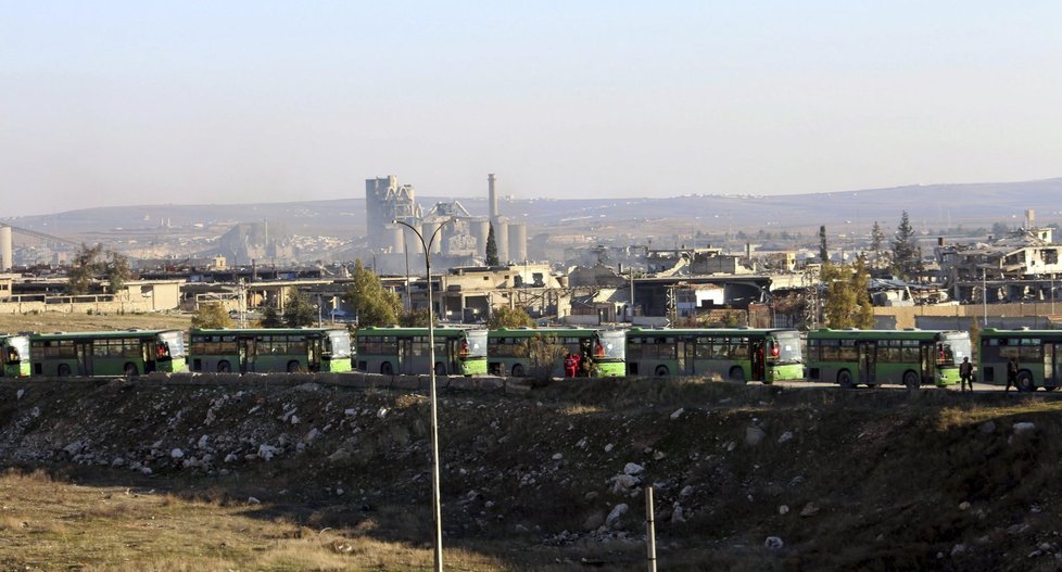 Aleppo opouštějí tisíce lidí. Mezi evakuovanými jsou také povstalci se svými rodinami.