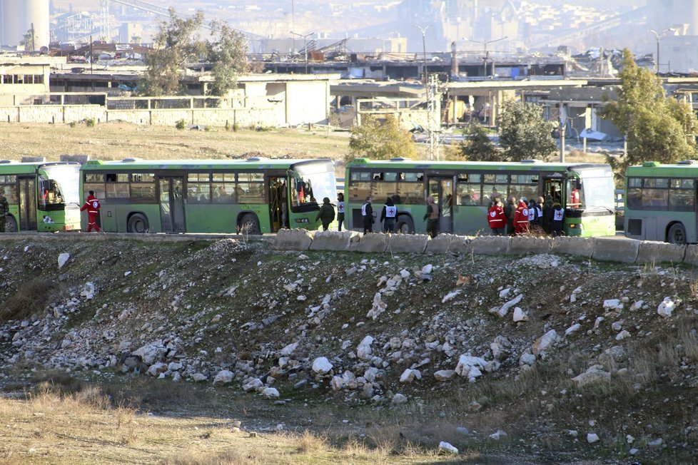 Aleppo opouštějí tisíce lidí. Mezi evakuovanými jsou také povstalci se svými rodinami.