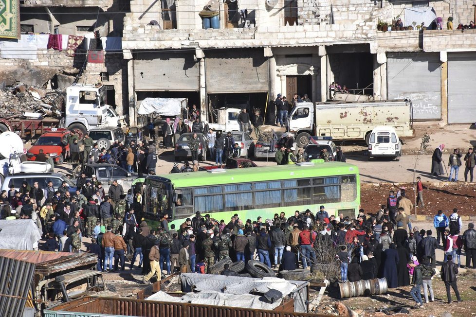 Aleppo opouštějí tisíce lidí. Mezi evakuovanými jsou také povstalci se svými rodinami.