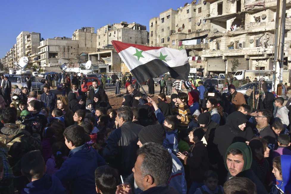 Aleppo opouštějí tisíce lidí. Mezi evakuovanými jsou také povstalci se svými rodinami.