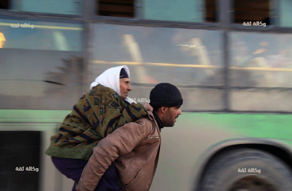 Aleppo opouštějí tisíce lidí. Mezi evakuovanými jsou také povstalci se svými rodinami.