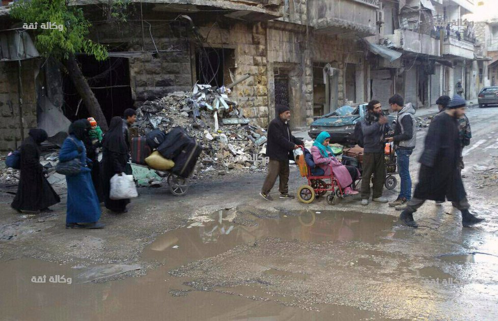 Aleppo opouštějí tisíce lidí. Mezi evakuovanými jsou také povstalci se svými rodinami.