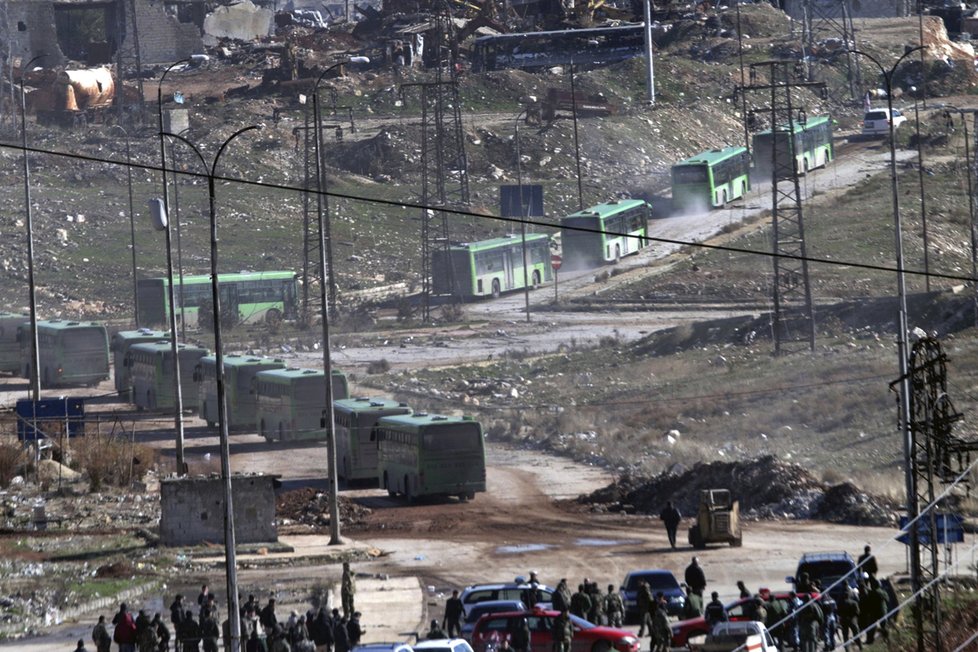 Aleppo opouštějí tisíce lidí. Mezi evakuovanými jsou také povstalci se svými rodinami.