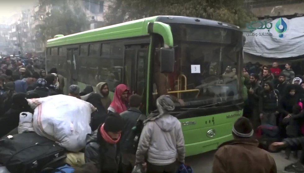 Aleppo opouštějí tisíce lidí. Mezi evakuovanými jsou také povstalci se svými rodinami.