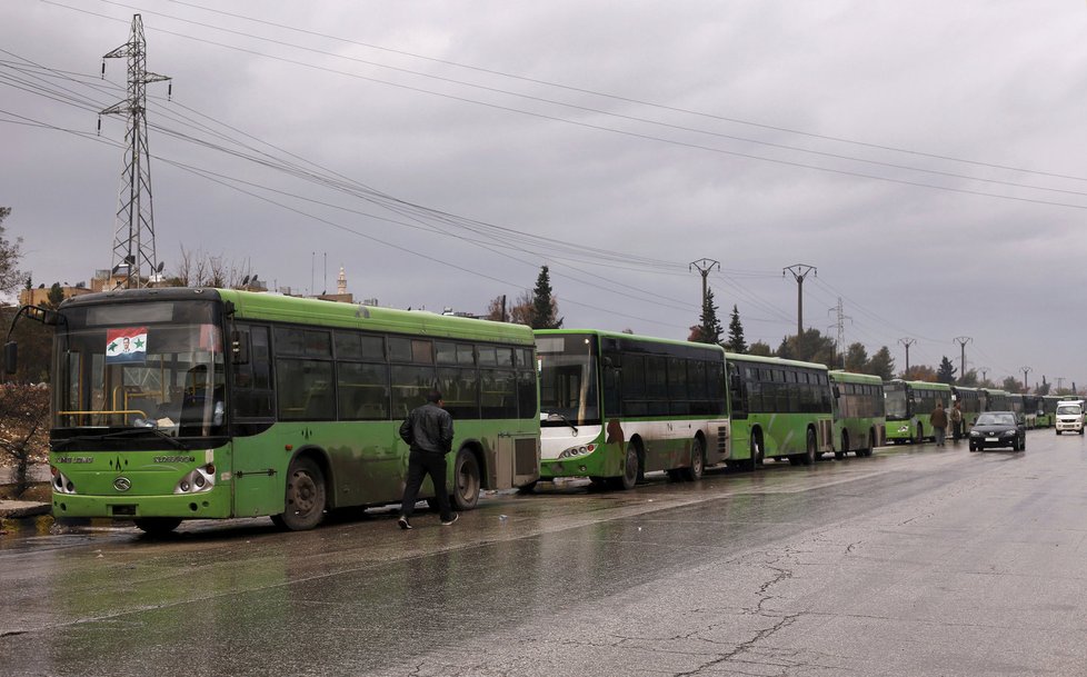 Autobusy pro evakuaci civilistů jsou připraveny.