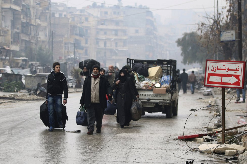Tisíce civilistů míří pryč z východního Aleppa.