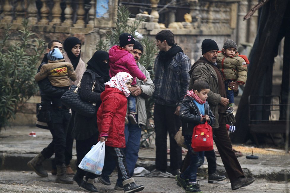Tisíce civilistů míří pryč z východního Aleppa.
