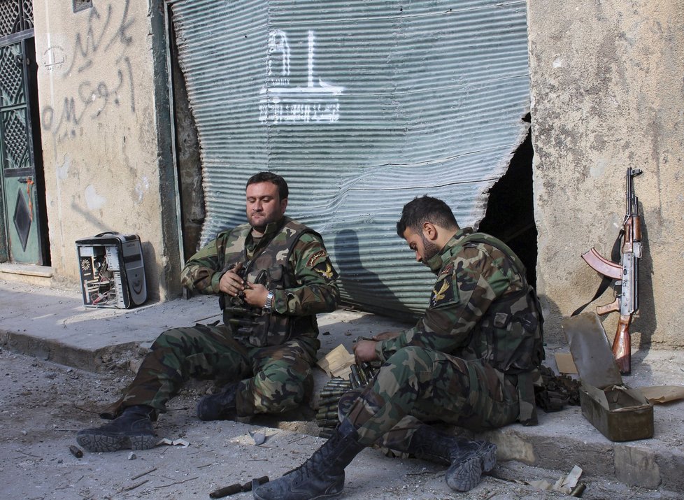 Syrská armáda a její spojenci ovládají už takřka celé Aleppo. Zbytky rebelů se brání v několika malých čtvrtích.