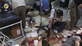 Fotky od členů civilní obrany: Zranění muži na jedné z místních klinik