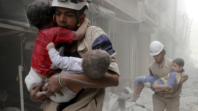 Civilní obrana zachraňuje z trosek děti po náletu, který má údajně na svědomí tamní režim Bašára Assada.