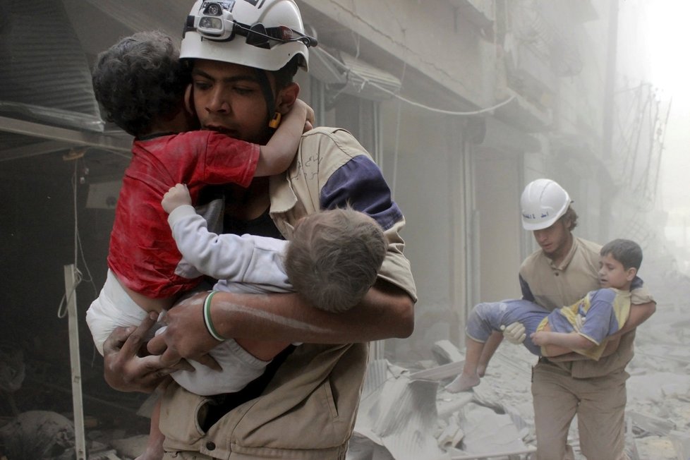 Civilní obrana zachraňuje z trosek děti po náletu, který má údajně na svědomí tamní režim Bašára Assada.