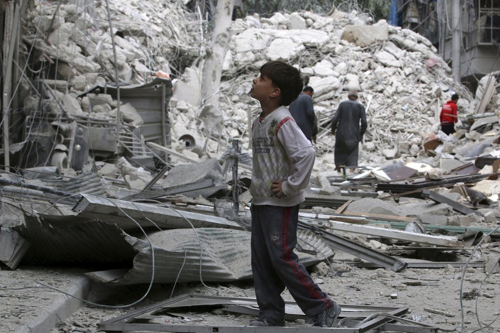 Nálety na Aleppo má na svědomí tamní režim a Rusko. Chlapec kontroluje stav rozstřílené budovy.