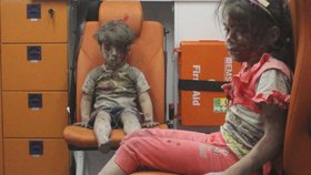 Během syrské války trpí i tisíce dětí. Fotky malého Umrána vytaženého z trosek obletěly svět. Vpravo jeho sestra.
