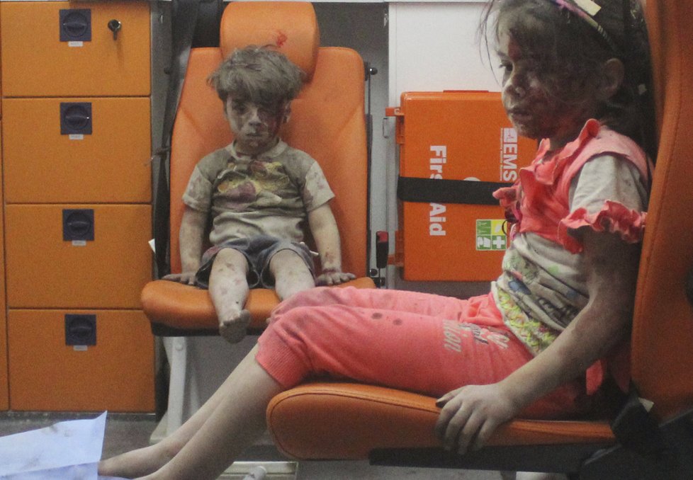 Během syrské války trpí i tisíce dětí. Fotky malého Umrána, vytaženého z trosek, obletěly svět. Vpravo jeho sestra.