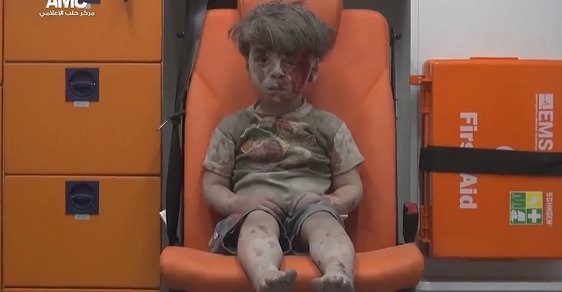Svět šokovala fotka zakrváceného opuštěného pětiletého chlapečka v syrském Aleppu