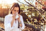 S příchodem jara se většina lidí těší z hřejivých slunečních paprsků a rozkvétající přírody, která se probouzí ze zimního spánku. Alergici ale právě v tuto dobu nejvíc trpí. Sennou rýmu má u nás téměř 70 % lidí z těch, které obtěžuje nějaká forma alergické rýmy. Jak a čím se ale alergická rýma liší od klasické rýmy z nachlazení?