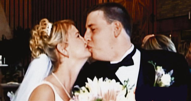 Julie: Jsem alergická na manželovo sperma Při svatebním polibku Julie ještě nevěděla, jaký šok ji čeká v noci!