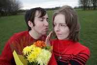 Smutný Valentýn: Žena (24) je alergická na polibky svého snoubence