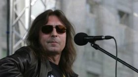 Jednooký rocker Aleš Brichta: Operace zraku! Téměř rok ho vodili, nic neviděl