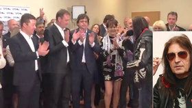 Nemocný Brichta gratuloval Okamurovi: Pro členy SPD zpíval hymnu!
