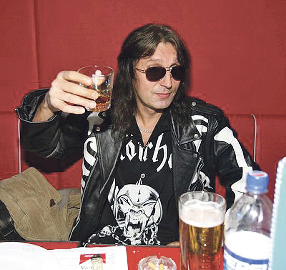 Aleš Brichta jako správný rocker holduje pivu i tvrdému alkoholu.