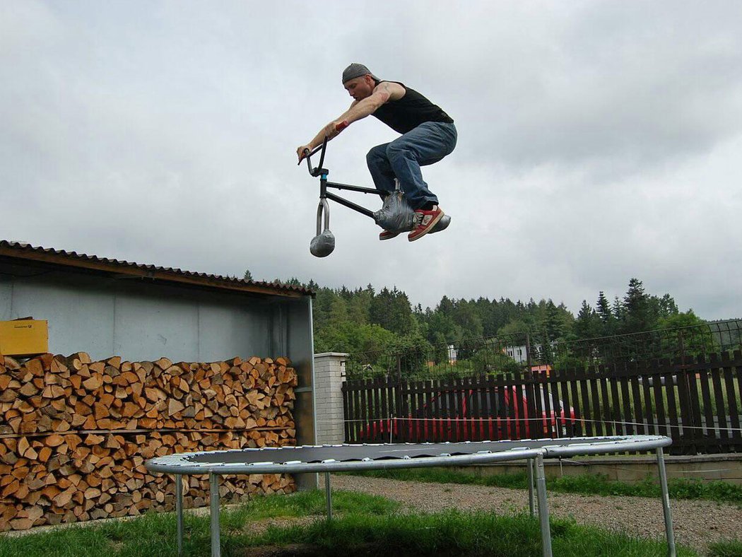 Jedna z mála fotografií, na kterých má Eger obě dolní končetiny. Život bez nohy si však prý nyní užívá daleko víc.