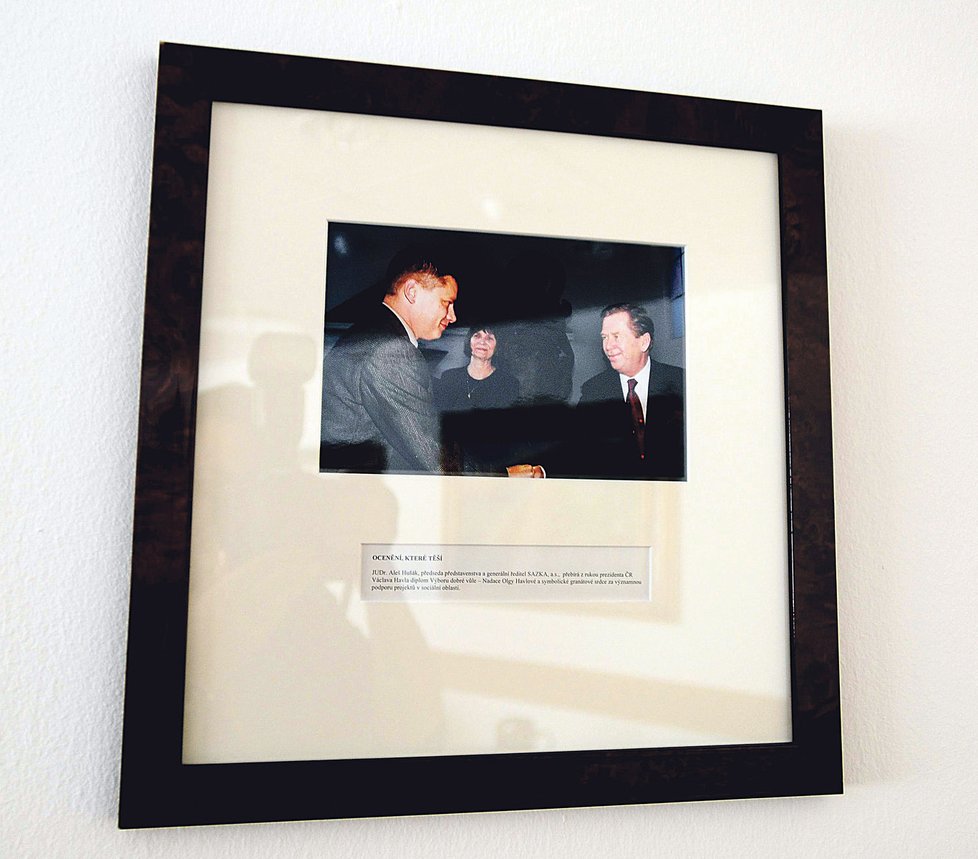 Na zdi měl Hušák i fotografii s exprezidentem Václavem Havlem