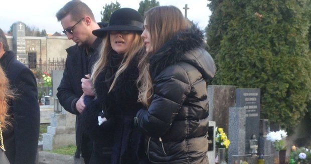 Pohřeb herce Aleše Kubáta: Maminku zesnulého museli podpírat