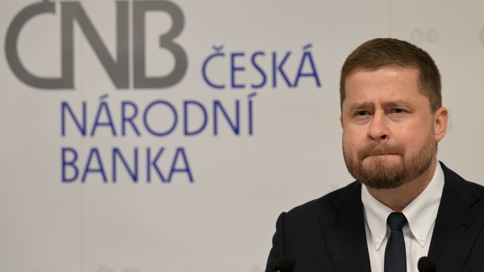 Guvernér České národní banky Aleš Michl získal bezpečnostní prověrku na nejvyšší stupeň Přísně tajné.
