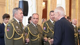 Generál Aleš Opata při předávání vyznamenání