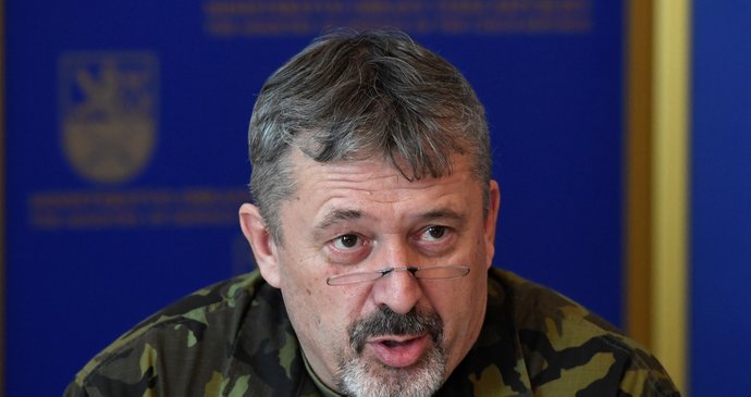 Náčelník generálního štábu Armády ČR Aleš Opata na tiskové konferenci k pořízení pasivních sledovacích systémů DPET, jejichž základem jsou radiolokátory Věra NG (30. 1. 2020)