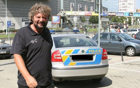 Jak symbolické! Kontroverzní boss Slavie Aleš Řebíček si to štráduje do Edenu kolem policejního vozu.
