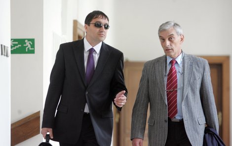 K soudu dorazil včera Aleš Trpišovský již tradičně maskovaný černými brýlemi.