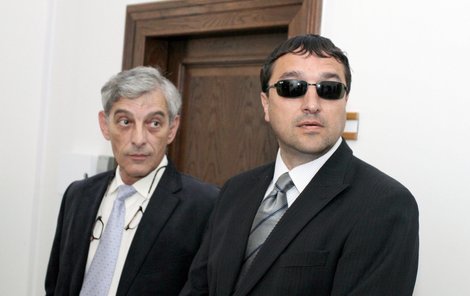 Trpišovský (vpravo) včera k soudu nedorazil. Poslal jen advokáta (vlevo).