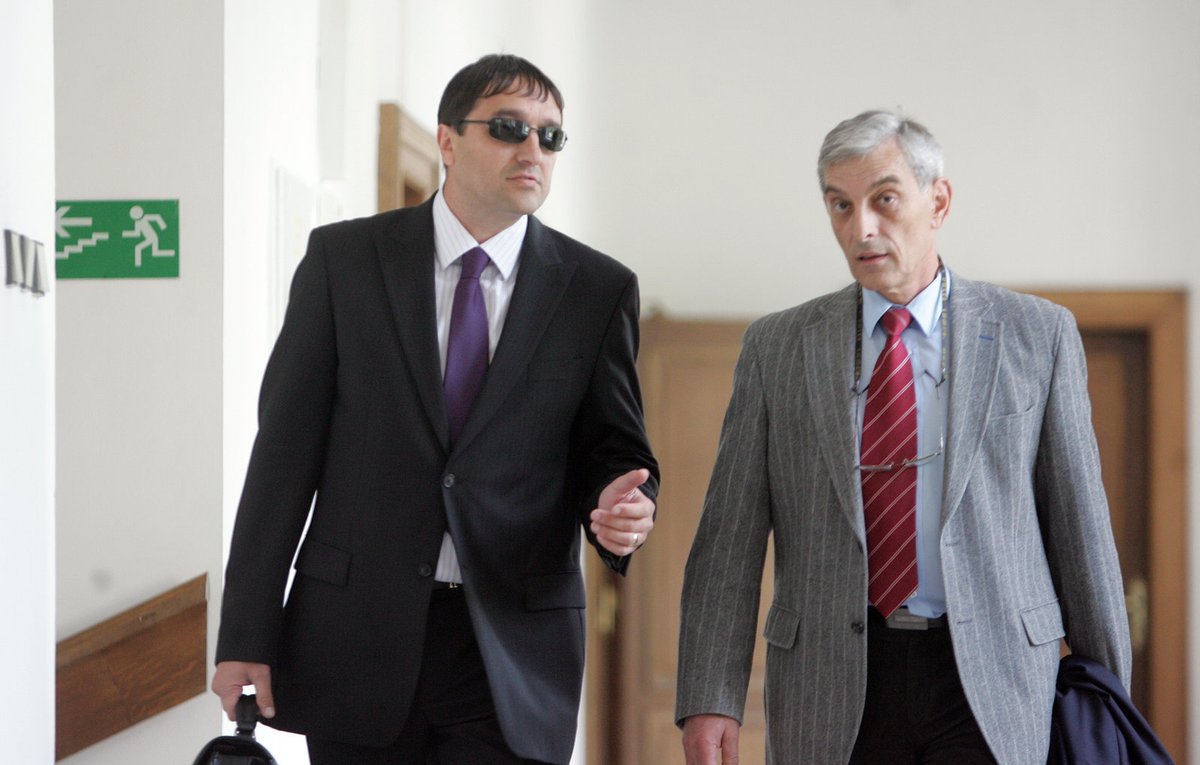 K soudu dorazil včera Aleš Trpišovský již tradičně maskovaný černými brýlemi.