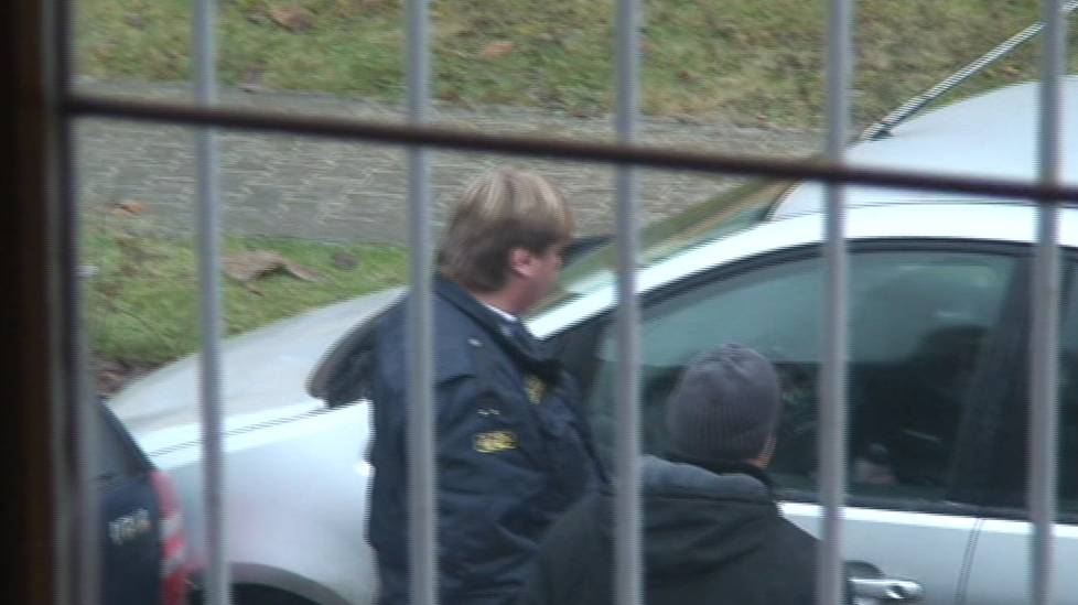 Policisté nahlíží do auta, ve kterém přijel Vytopilův vrah Filip O. 