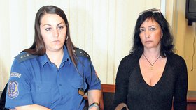 Radka Onderková- Pojerová obžalovaná z vraždy místostarosty. Tvrdí, že na schůzce s ním nebyla. Kulku z jeho hlavy jí prý dal na památku Onderka.