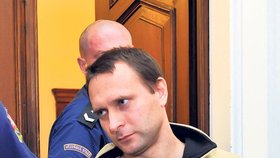 Filip Onderka obžalovaný z vraždy místostarosty Aleše Vytopila. Tvrdí, že zatímco držel dceru v náručí, jeho exmanželka vytáhla pistoli a Vytopila popravila.