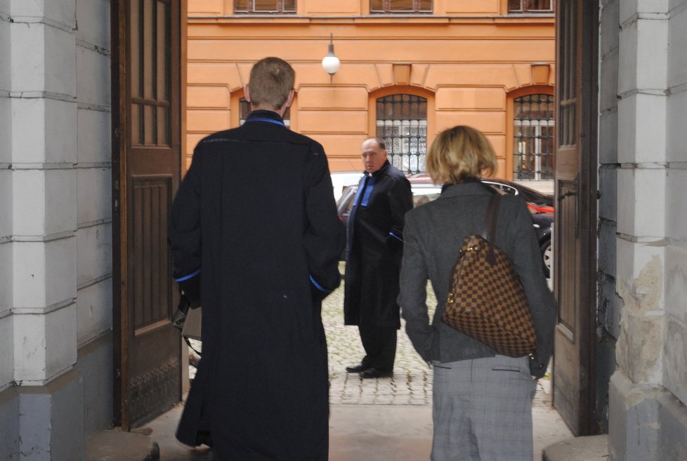 Vdova po Aleši Vytopilovi odchází od soudu se svým advokátem.