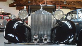 To je soška z víka chladiče, která neodmyslitelně od roku 1911 patří k značce Rolls-Royce. „V Česku jí říkáme Emilka,“ vysvětluje Aleš Wimmer. „Měla to být zpodobněná sekretářka a milenka lorda Johna Montagua, vydavatele prvního anglického automobilového časopisu,“ dodává.