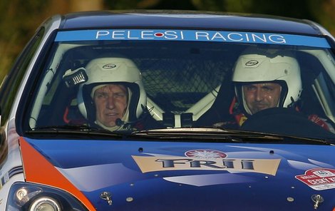 Zřejmě poslední fotografie navigátora Aleše Zimolky (vlevo), za volantem  je Petr Pelech.