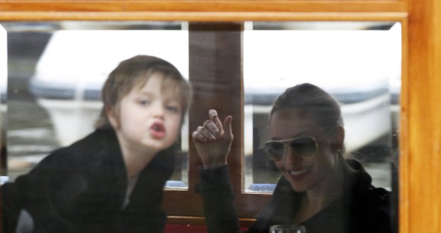 Angelina ukazuje dceři Shiloh na koho má dělat ksichtíky