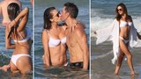 Zamilovaný a sexy Nový rok! Brazilská kráska Ambrosiová (40) řádila na pláži s přítelem
