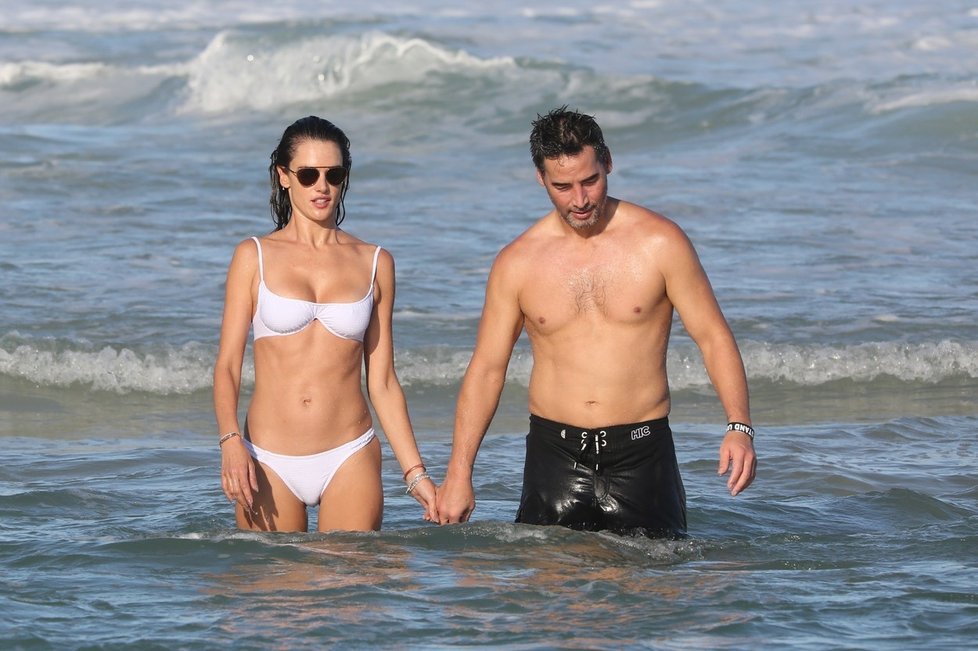 Alessandra Ambrosiová s partnerem Richardem Lee na pláži