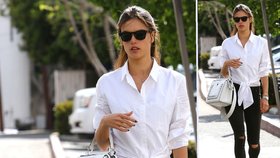 Alessandra Ambrosio nosí bílou košili často!