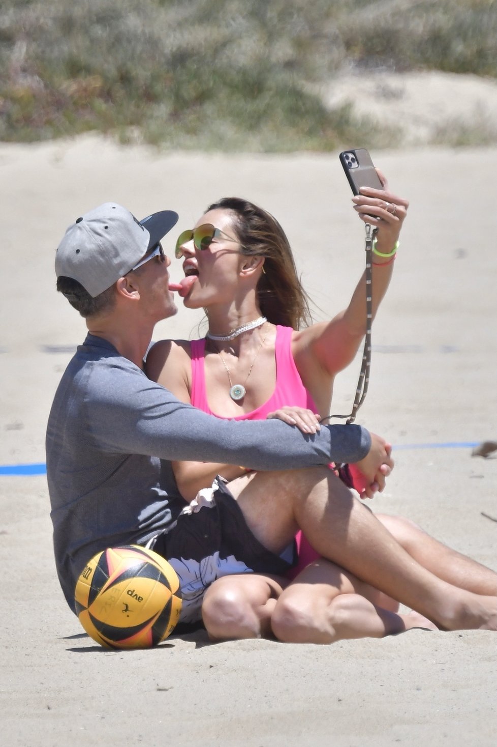 Alessandra Ambrosio se s přítelem na pláži nijak neostýchala.