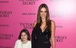 Alessandra Ambrosio se zřejmě s přehlídkami Victoria´s Secret loučí. Na poslední večírek vzala i svou dceru Anju!