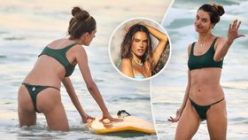 Alessandra Ambrosio vystavila své tělo v bikinách.