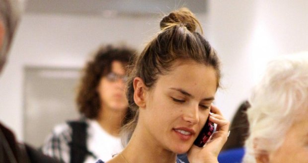 Alessandra byla na letišti v Miami nenalíčená