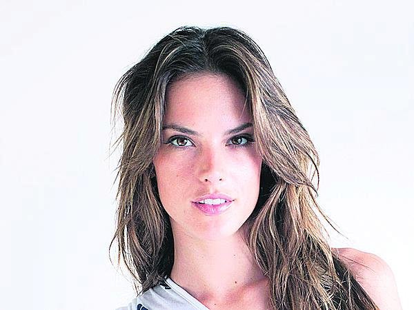 Alessandra Ambrosio vystavuje své sexy tělo v Brazílii.